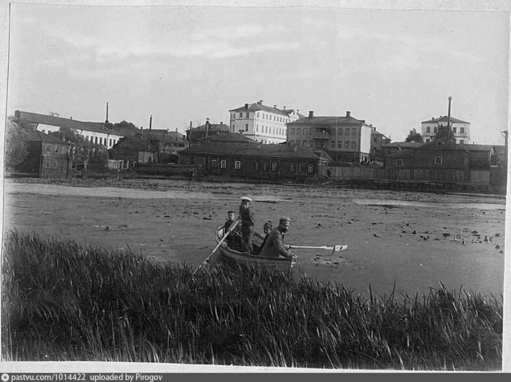 Хапиловский пруд и красильная фабрика братьев Шарпенак. Фото из интернета (pastvu.com). Рядом с этим местом сейчас — бассейн водных видов спорта
