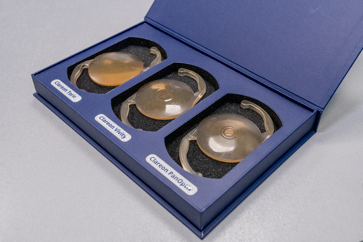 Так выглядят интраокулярные линзы — они заменяют помутневший естественный хрусталик. Источник: «Эксимер»