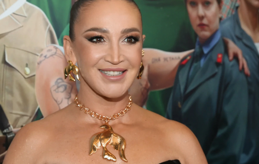 Беременная Бузова показала округлившийся живот.