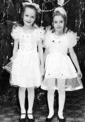 "Девочки, только не ссорьтесь... " На этом фото мы еще не знаем, что нас разделят города и годы. Но здесь уже есть всё самое главное