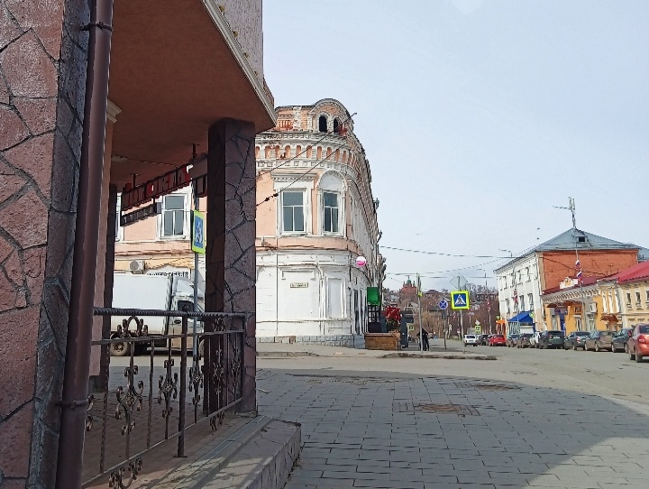Пересечение улиц Раскольникова и Горького. Фото автора. На углу - бывшая кондитерская