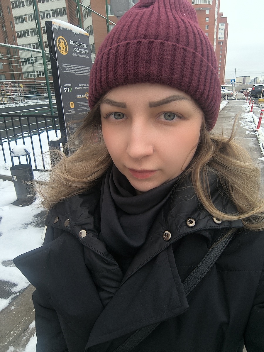 У нас, кстати , сегодня выпал снег и температура воздуха резко опустилась .