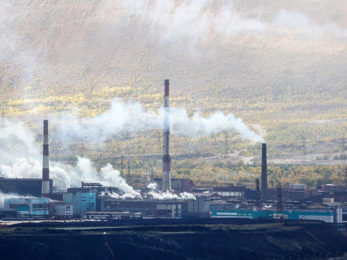    Территория металлургического завода АО "Кольская ГМК" компании "Норильский Никель" в Мончегорске | © РИА Новости / Павел Львов