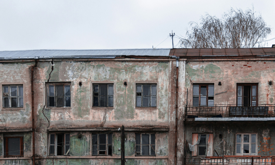 «Выселили на кладбище»: в Екатеринбурге власти подали в суд на многодетную семью, чей дом снесли вместе с вещами