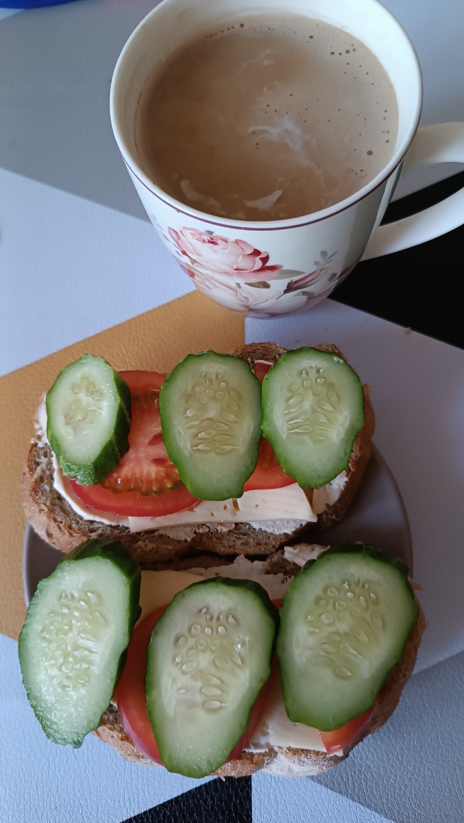 Кофе без сахара, бутерброды 