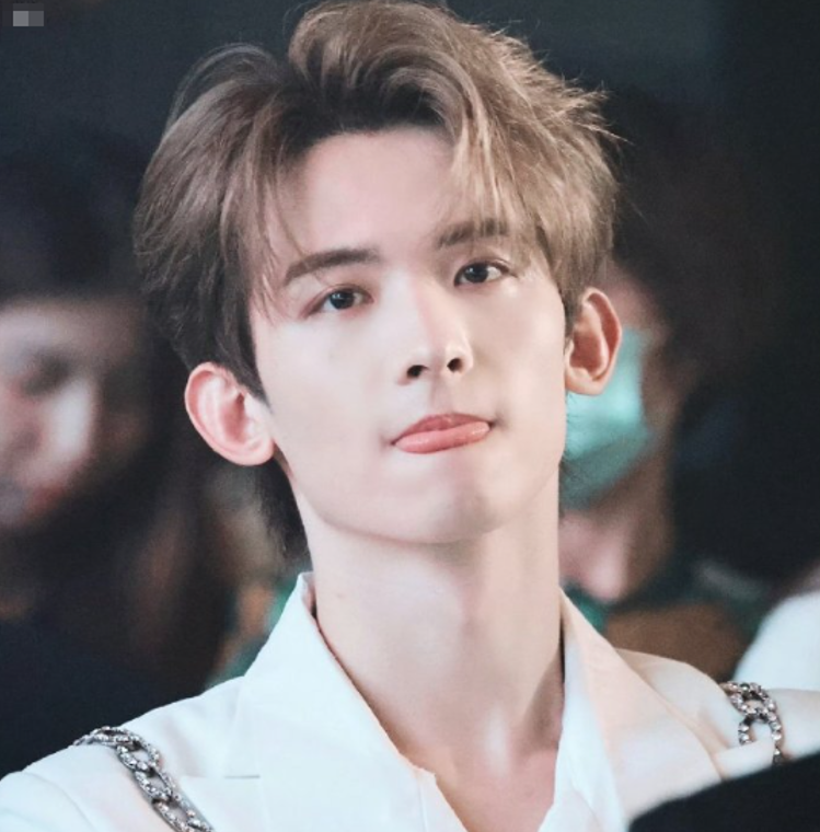 Китайский актер Чан Хуасэн