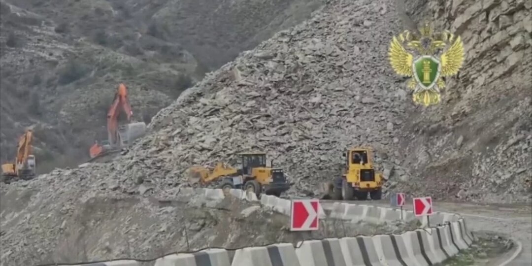 В Ботлихском районе из-за обвалов закрыли дорогу