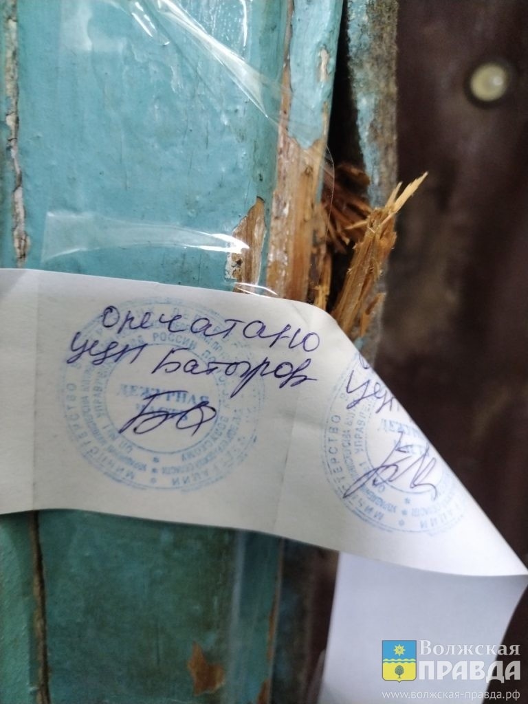 Печать с двери сорвало сквозняком📷    В Волжском пенсионерка 2 недели разлагалась вместе со своим мусором
