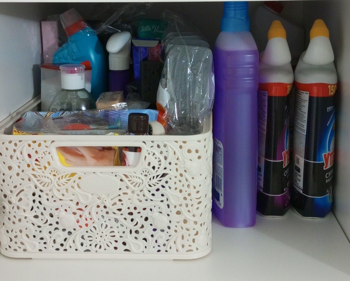 На фото часть б/х и пр., та часть, которая в постоянном пользовании хранится в санузле, в шкафу.