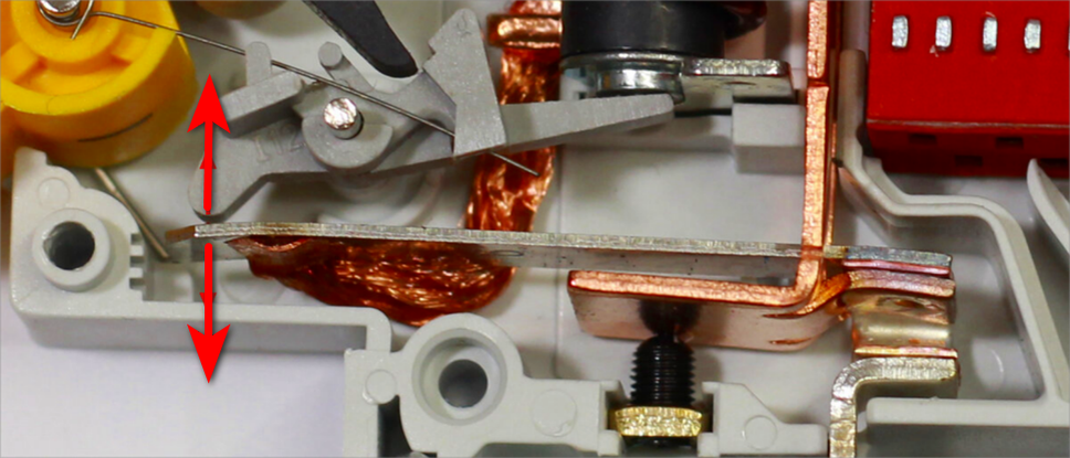 При нагреве тепловой расцепитель воздействует на механизм взвода и расцепления