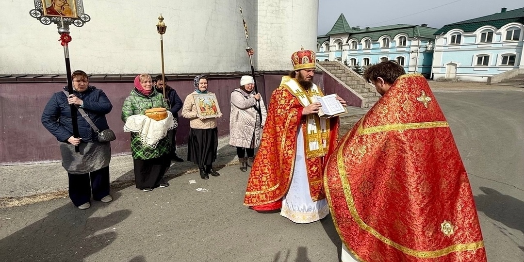 В Туве православные священнослужители провели молебны в храмах с пасхальным крестным ходом