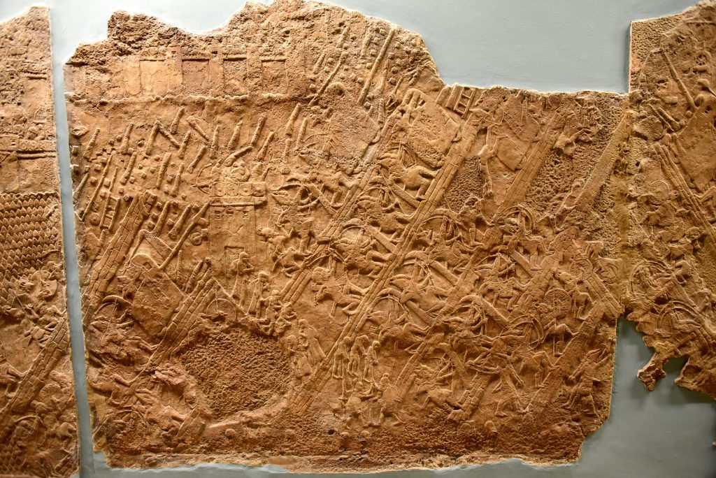 Штурм Лахиша 701 г. до н. э.,   рельеф из Ниневии. Ассирийская осадная машина уже совмещает таран и боевую   платформу