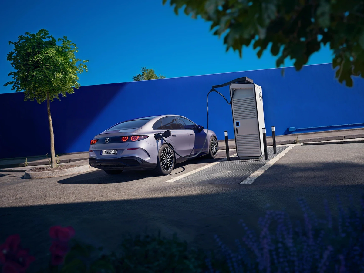    C Mercedes C-Class предложат 2 электродвигателя