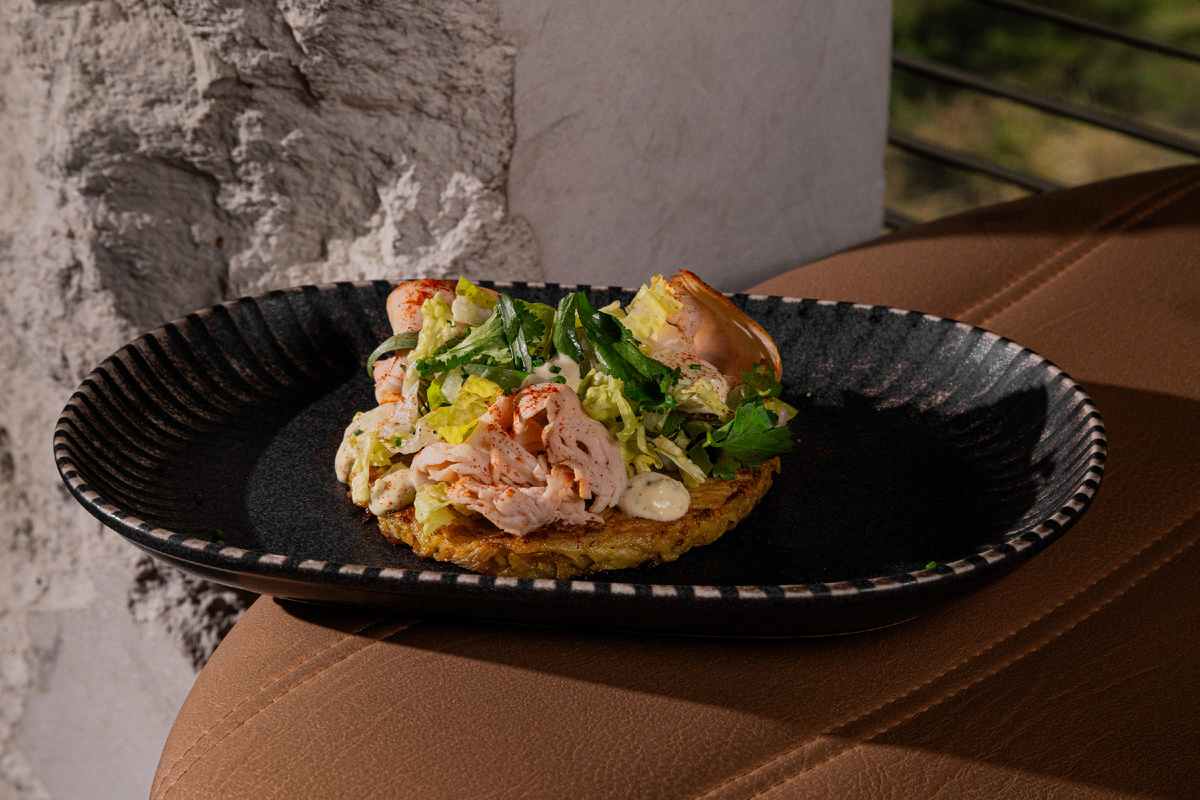 Картофельный драник с пастрами из индейки