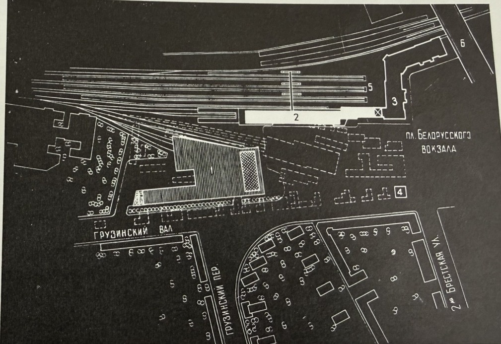 План будущей площади. 1 - новый корпус вокзала и высоченное здание почтамта; 2 - ещё один новый корпус, который пристраивали к старому; 3 - оригинальное историческое здание; 4 - наземный вестибюль станции метро "Белорусская" Кольцевой линии. Из журнала "Строительство и архитектура Москвы" за 1967 год (№12).