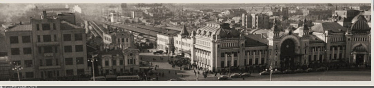 Вид на Белорусский вокзал в 1967 году. Все здания слева хотели снести, чтобы организовать новую площадь. Подробности узнаете позже в этой статье. Автор фото: А. Шагин. С сайта www.pastvu.com.