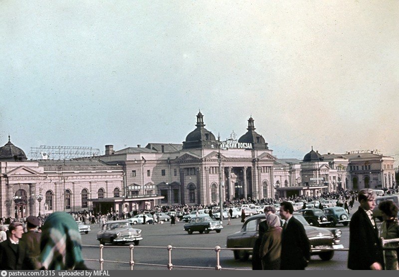 Здание Курского вокзала до реконструкции, 1962. С сайта www.pastvu.com.