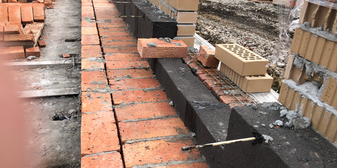 Застройщик и завод спорят, чей брак крошится с 17-го этажа