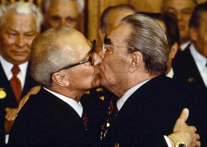 Знаменитый поцелй Брежнего