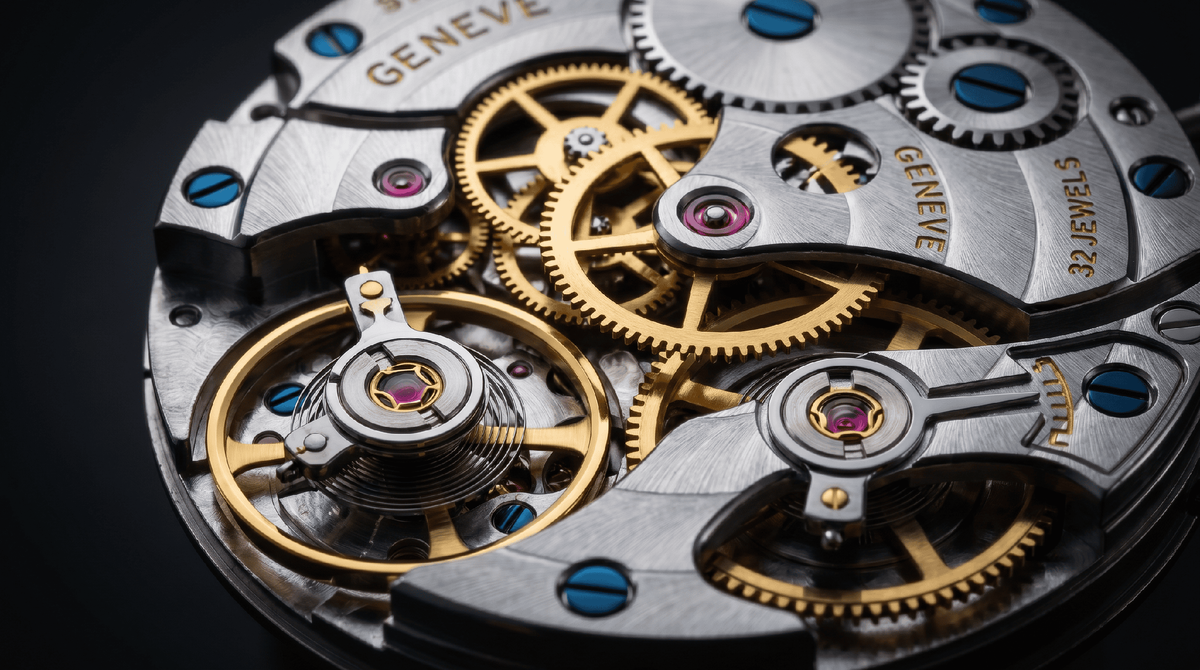 Настоящее произведение искусства спрятано от глаз. Именно этот сложный микромеханизм (калибр) определяет реальную ценность и долговечность часов.