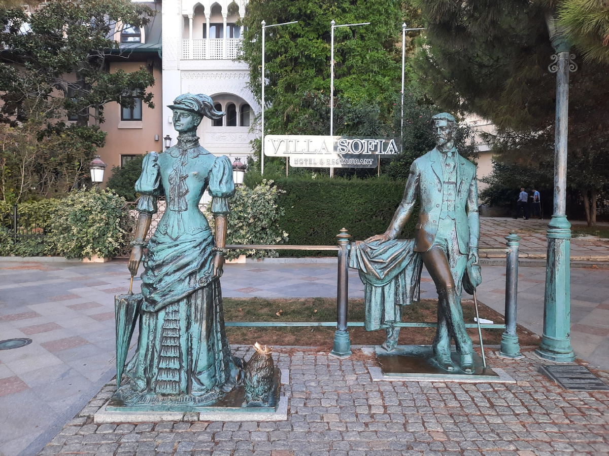 Кстати, за спиной "Дамы с собачкой" ещё один "заброшенный отель "Вилла София". А там что построят? Фото Яндекс.Картинки. 