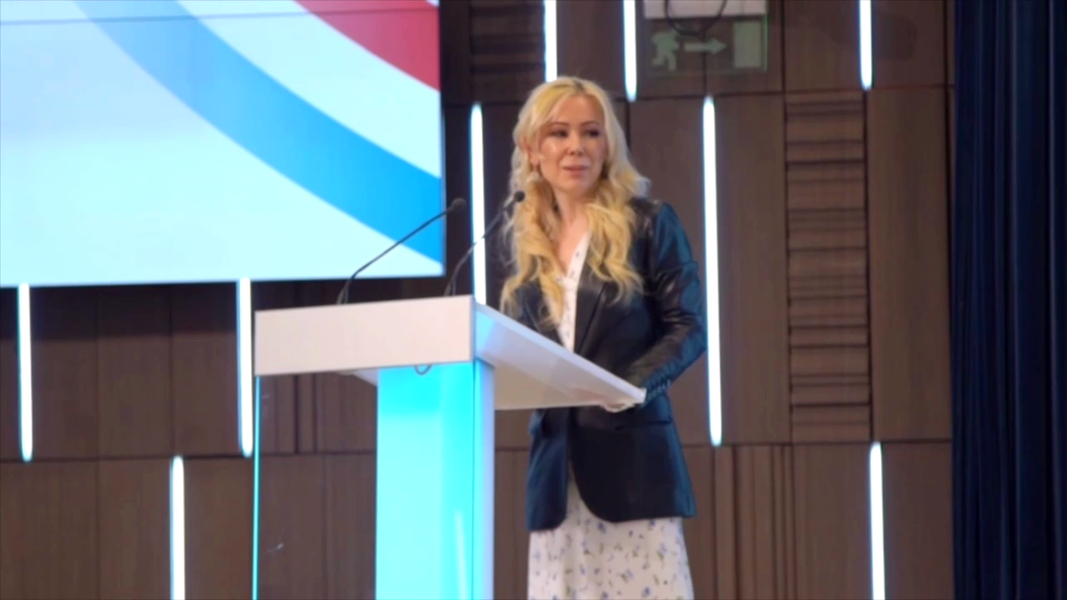 Екатерина выступает на форуме.