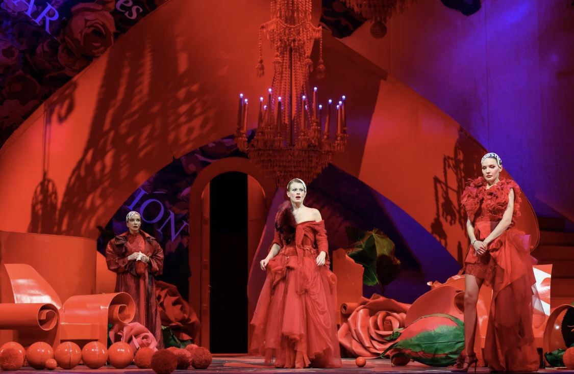 Алла Сигалова, Софья Эрнст и Мария Фомина в спектакле «Восемь разгневанных женщин»