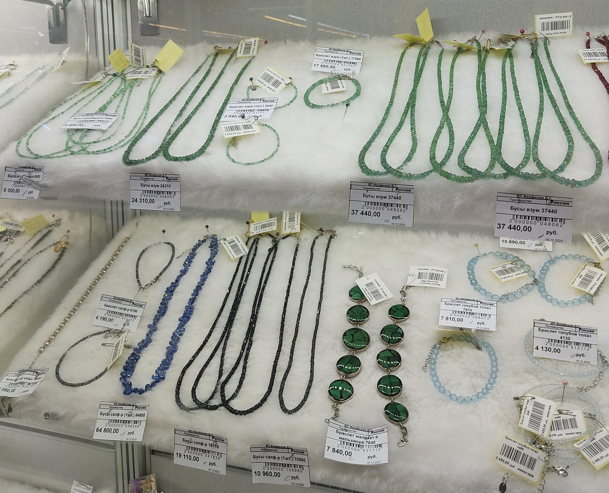 Большую часть украшений создают вручную