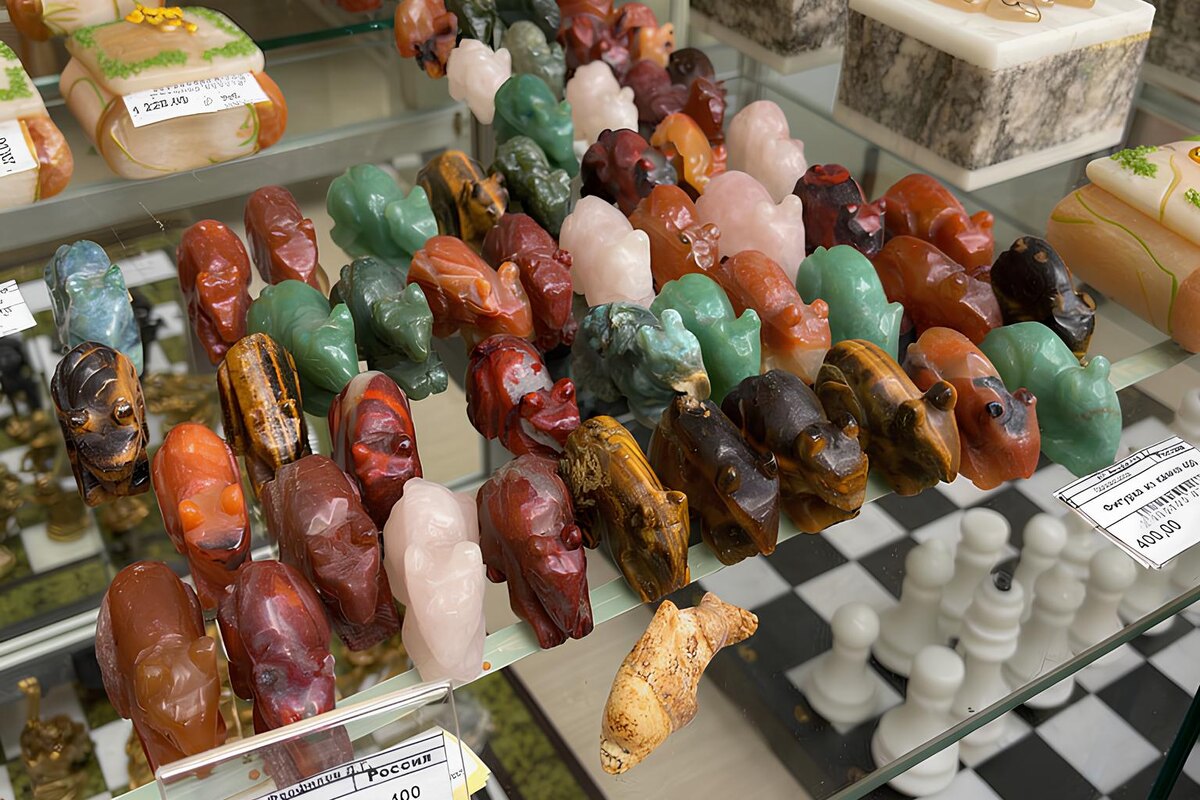 Фигурки крыс и медведя иногда похожи. Если хотите взять мишку, символ Пермского края, лучше уточнить у продавца, он ли это