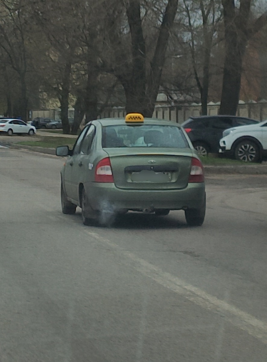 Частник - таксист на воронежских дорогах. Лицензионный. Хорошая калина (подкрасил, и поехал дальше) 