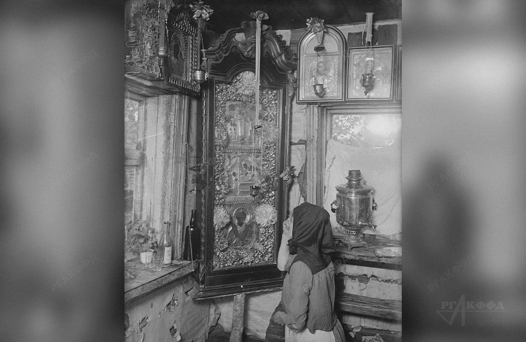 Женщина молится в сельской церкви / Московская обл. 1928 г. / РГАКФФД. Арх.№ 2-42576