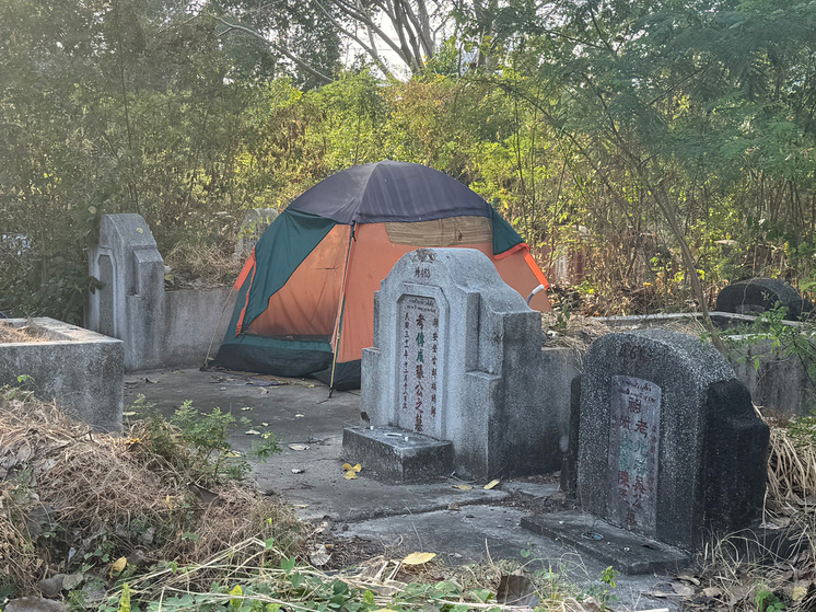     Приют живого среди могил. / Ирина Боброва