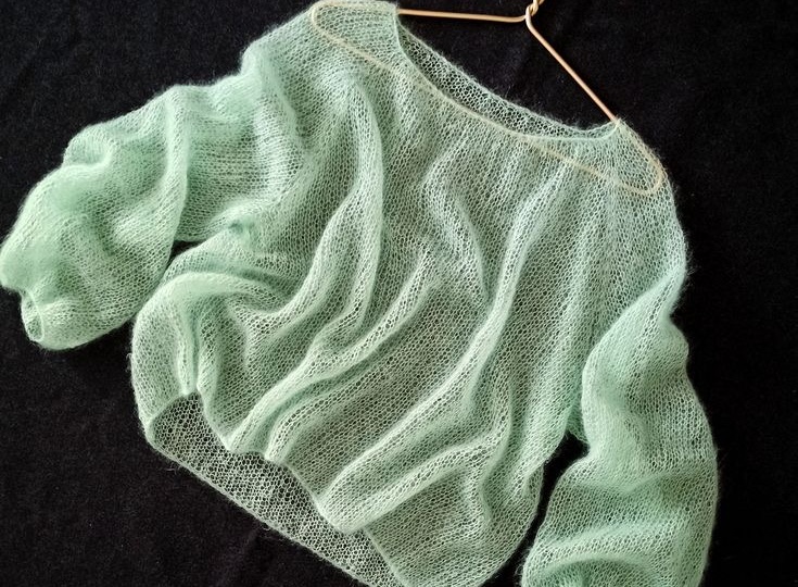 Свитер-паутинка — это вещь вне времени. У него есть своя магия.