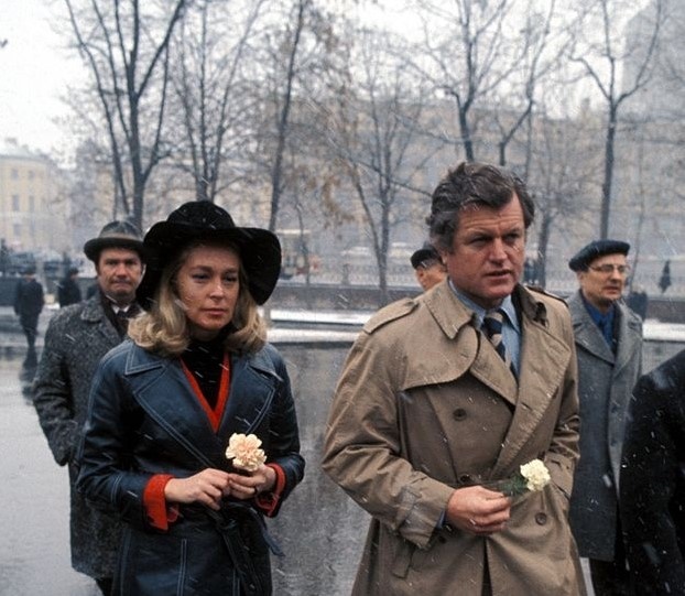 Сенатор Кеннеди с женой направдяется к Вечному огню