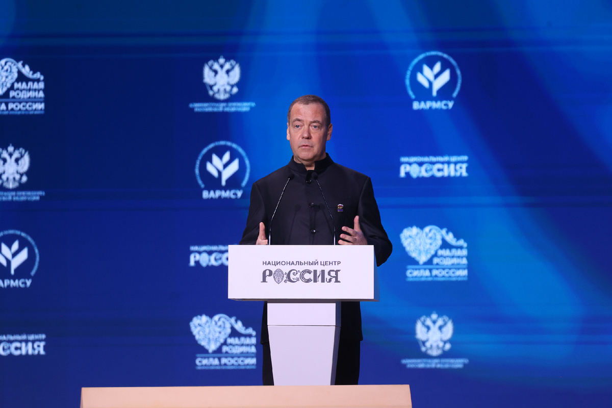 Председатель Единой России Дмитрий Медведев