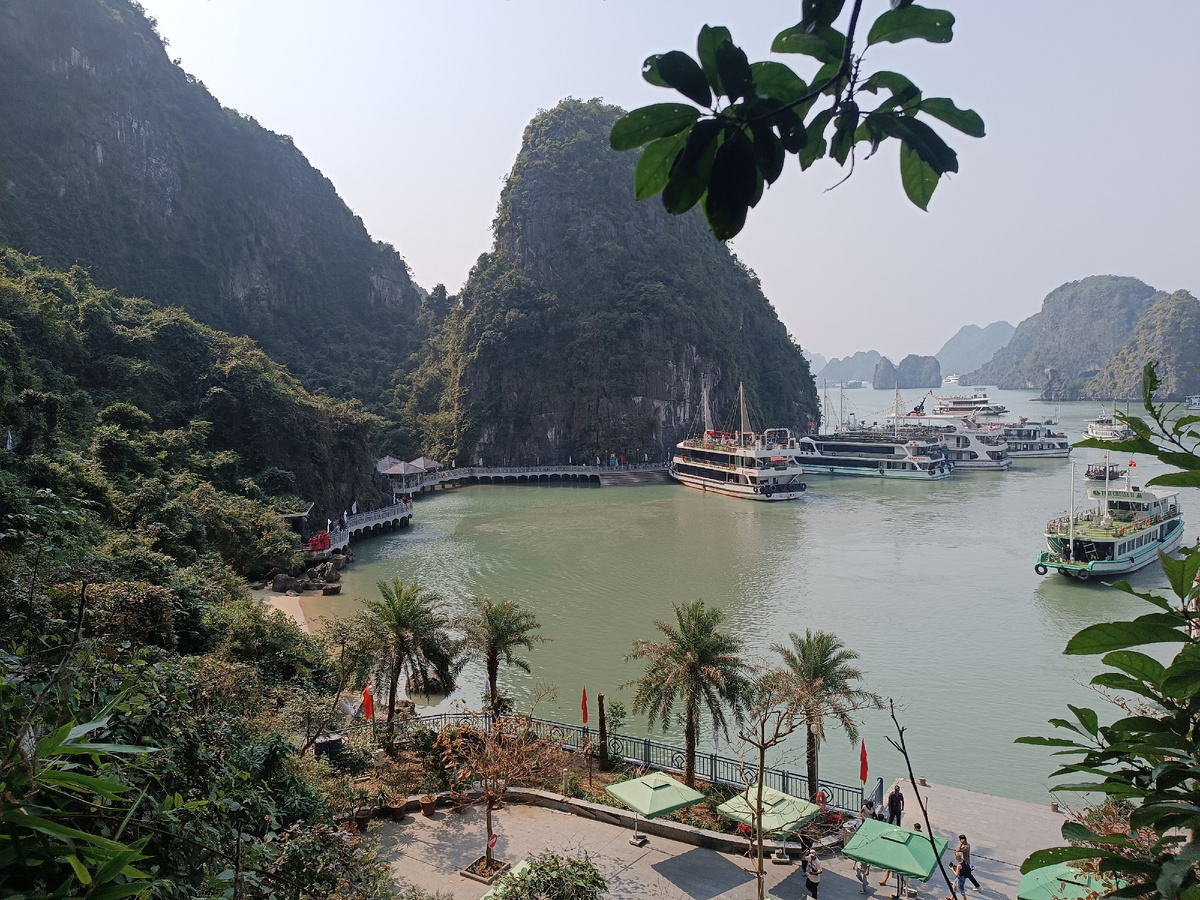 3 фотографии живописной бухты у острова Хон Бо