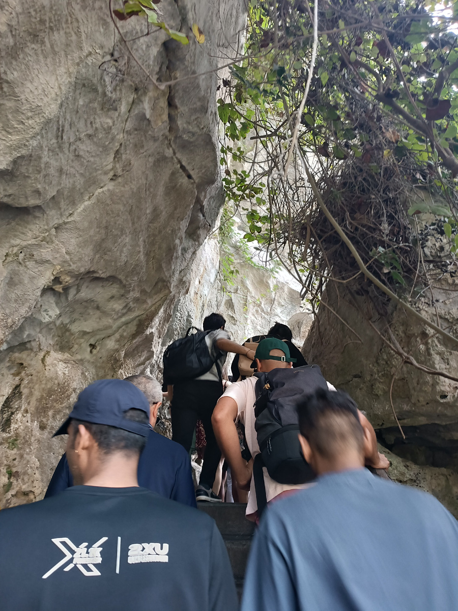 Узкая горная каменная тропа ко входу в пещеру "Сюрприз". 3 фотографии