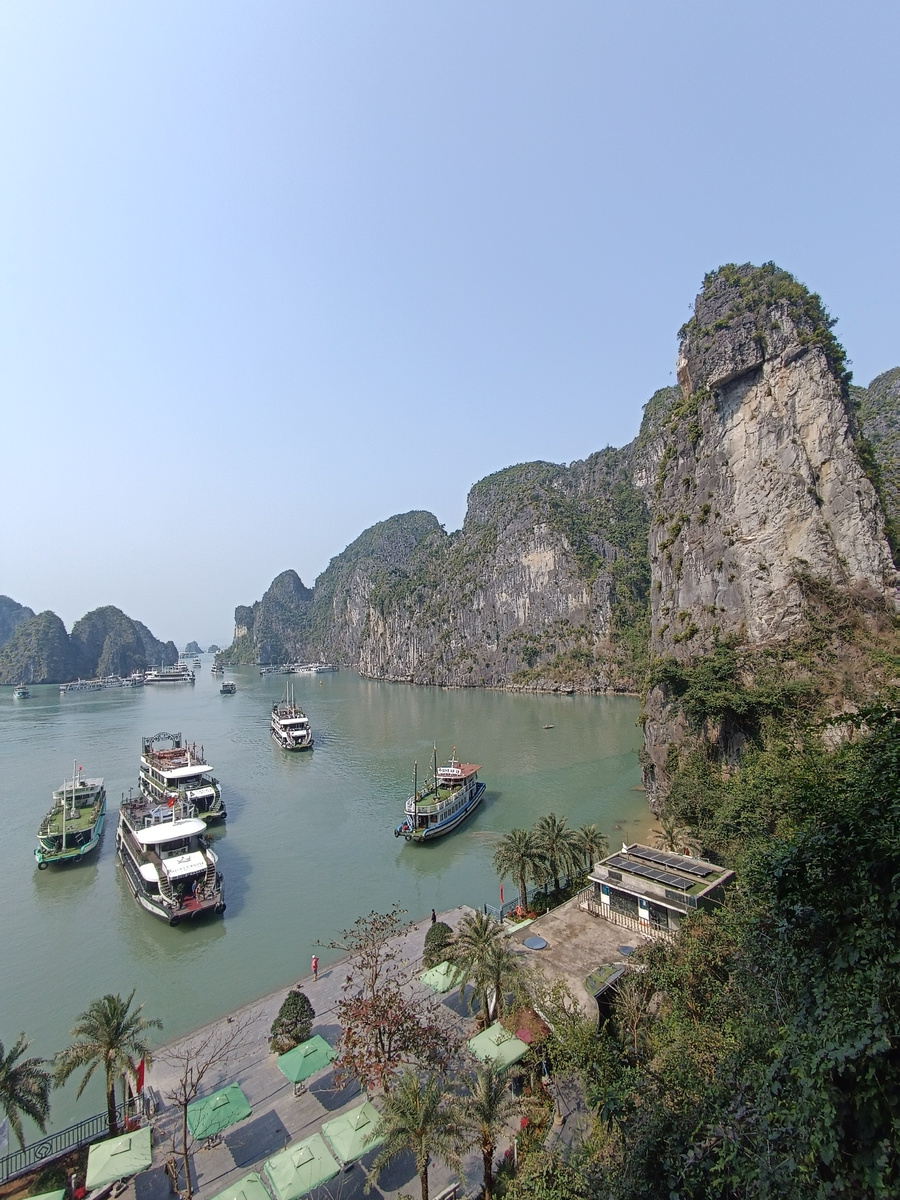 Пещера на слоне горы и, как сказал гид, вход в неё на высоте более 30 м. 