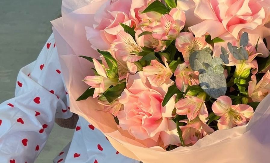 Цветы без повода? Признак измены? Как-то странно все...