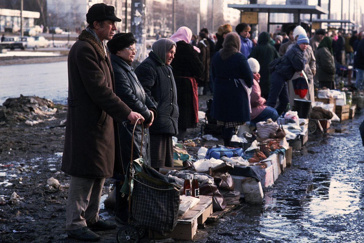 Стихийный рынок на улицах Москвы
Фото: Peter Turnley / Corbis / VCG / Getty Images