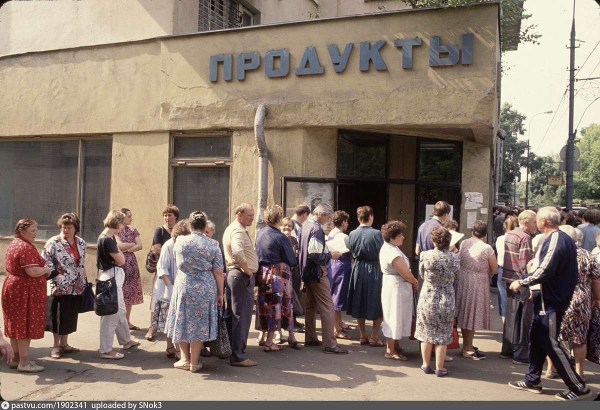 Очередь в продуктовый магазин на Автозаводской улице, 1991 г. Автор: Peter Turnley.