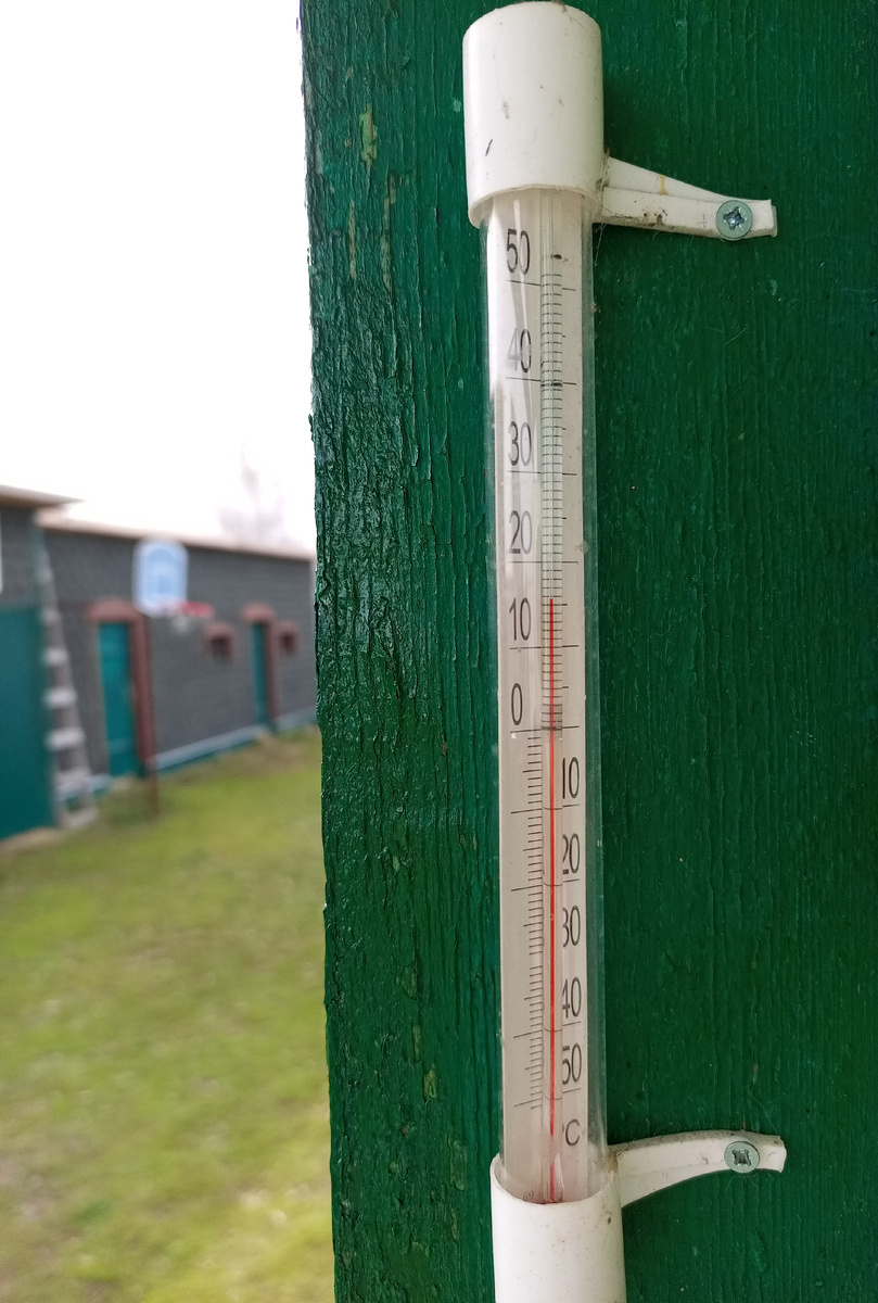 Термометр на крыльце показывает 16°.