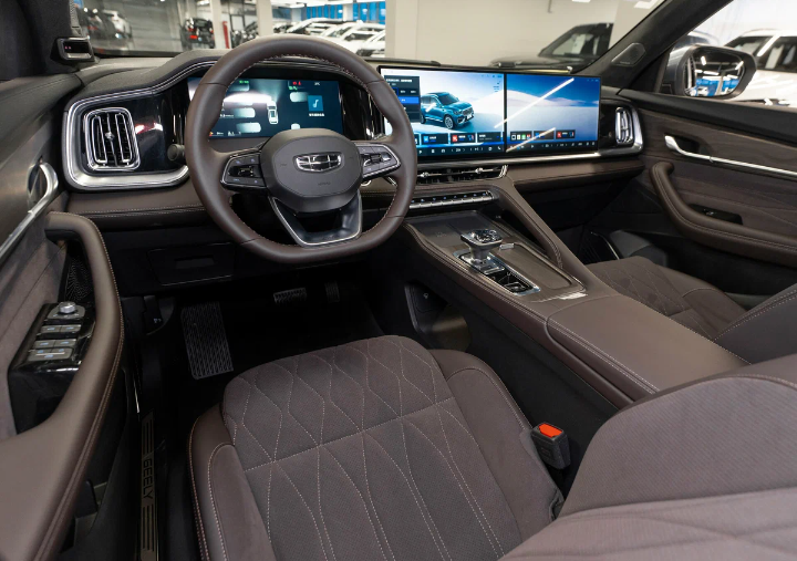 "Мощный мотор и другой салон": В РФ начали завозить новый Geely Monjaro, цена, обзор