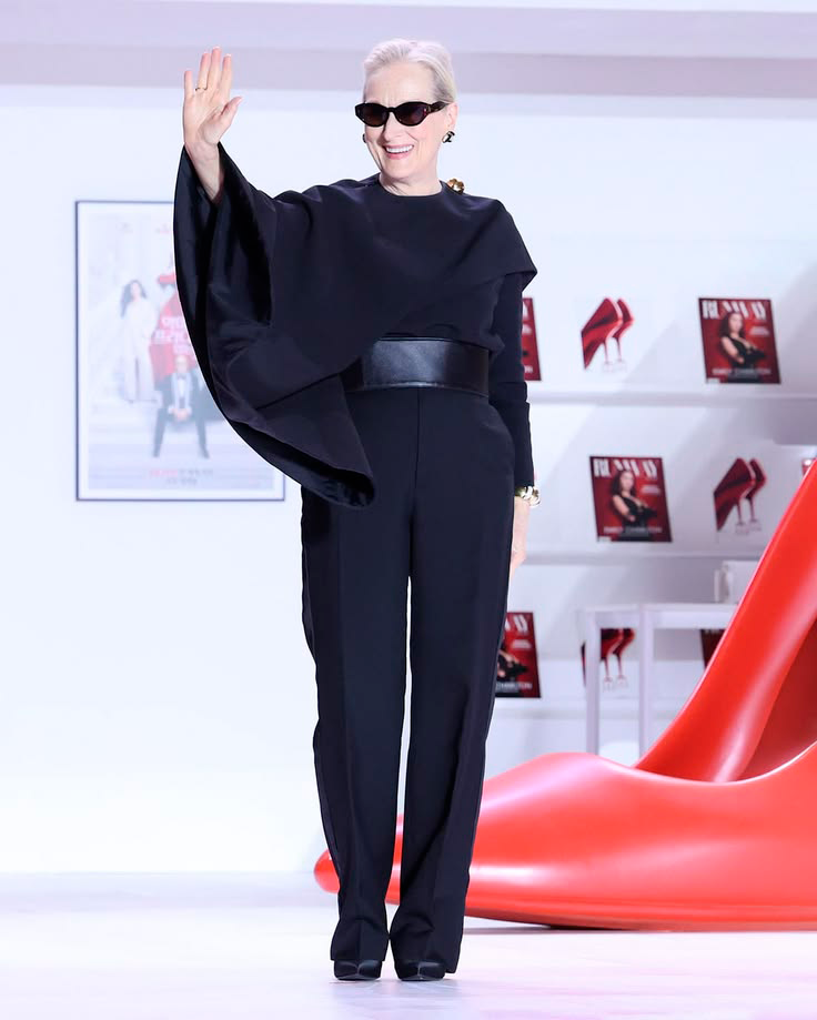 Чёрный total look. Широкий пояс делает талию, брошь на плече не даёт образу стать скучным.