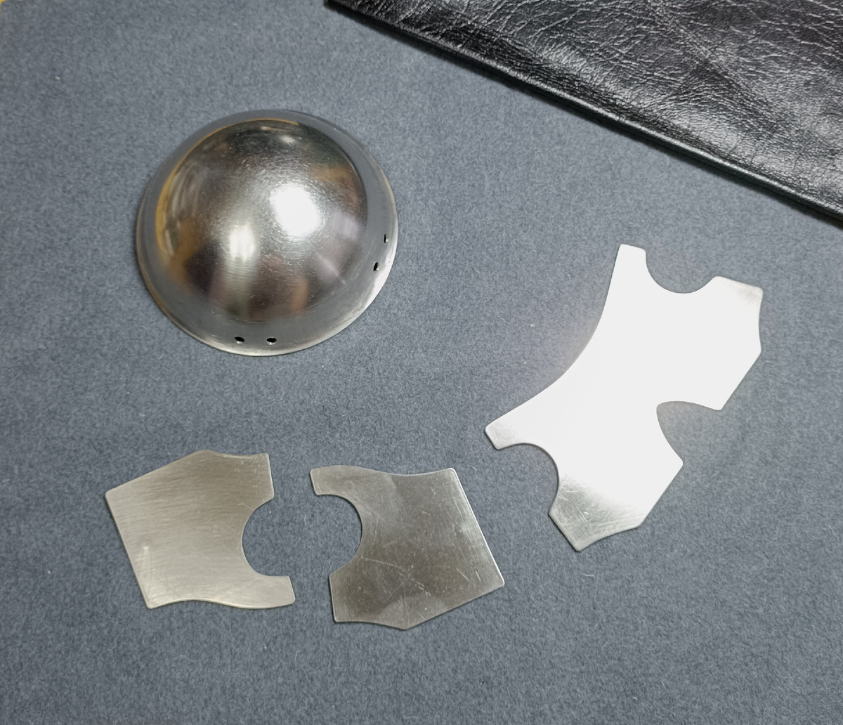 Будущая каска и детали бронежилета.