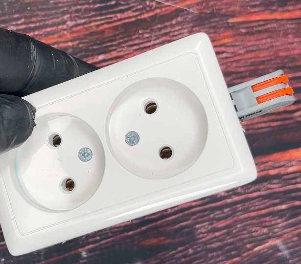 Над розеткой с WAGO смеялись в комментариях, а потом спрашивали, как сделать?