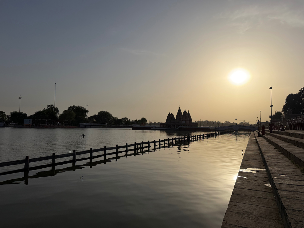 Брахма Саровар на рассвете. Храм на горизонте, птица над водой, полная тишина. Центр вселенной выглядит именно так
