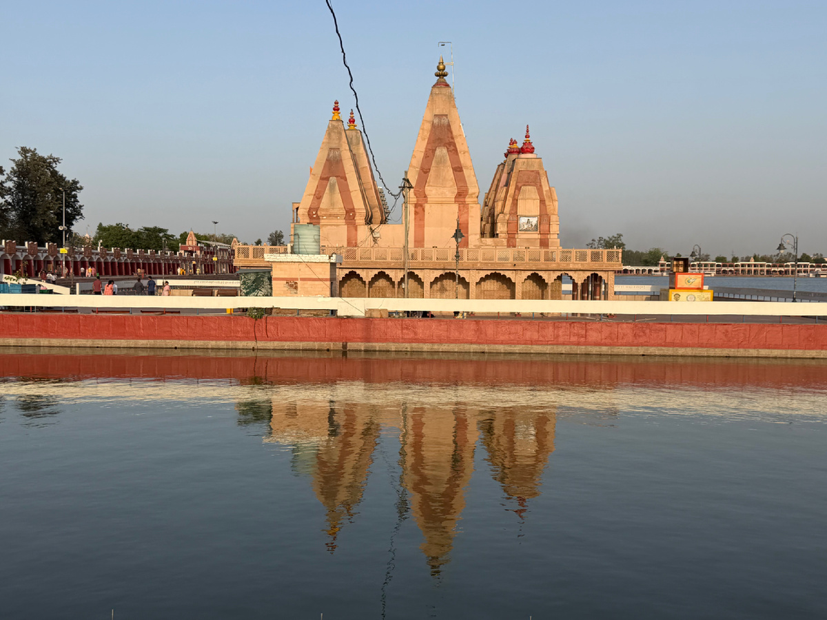 Храм на берегу Брахма Саровара. Отражение в воде идеальное — как будто два мира смотрят друг на друга