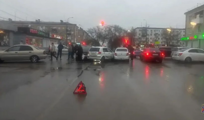 В массовом ДТП в Волгограде пострадали три человека