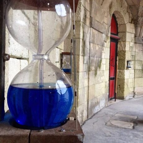 Водяные часы (клепсидра)
Принцип работы: вода равномерно вытекает из сосуда через отверстие, а уровень оставшейся воды или движение поплавка показывает время.